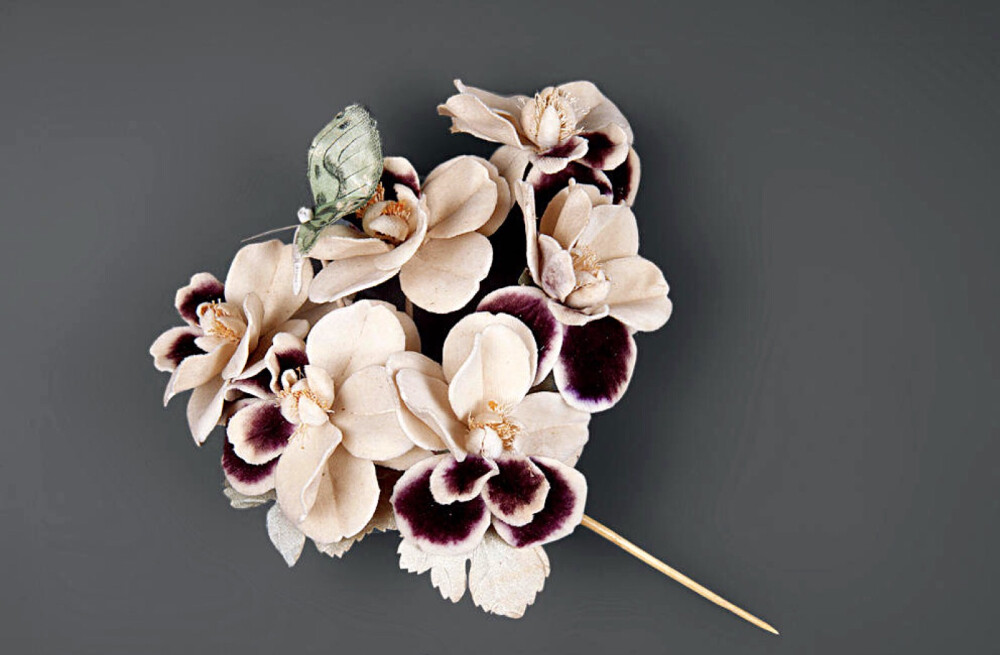 【头花】——清宫,由绒和绢制成.