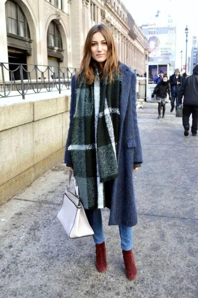 围巾作为冬季必不可少的配饰，几乎年年都有新玩法。2019 年，时髦精们就很喜欢用拖地长围巾给 LOOK 加分。
