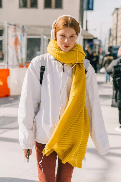 围巾作为冬季必不可少的配饰，几乎年年都有新玩法。2019 年，时髦精们就很喜欢用拖地长围巾给 LOOK 加分。
