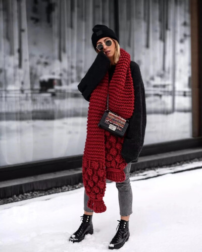 围巾作为冬季必不可少的配饰，几乎年年都有新玩法。2019 年，时髦精们就很喜欢用拖地长围巾给 LOOK 加分。

