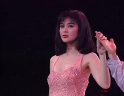 有网友曝光了一组1991年张学友每天爱你多一些演唱会的旧照，当时演唱会嘉宾是29岁的关之琳，当张学友把关之琳牵出来的时候，在场每个人都被关之琳的美艳惊艳到了。