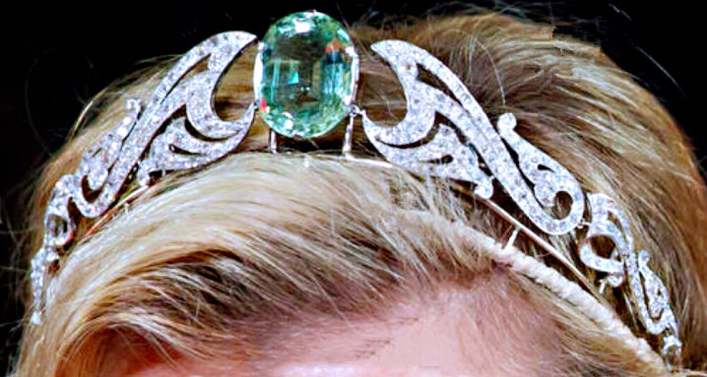 The Wessex Aquamarine Tiara/Necklace 这顶海蓝宝石&钻石Tiara，是威塞克斯伯爵夫人苏菲近年来佩戴次数最多的一顶，最早见她佩戴出镜是在2005年，外网大神指出Tiara是出自珠宝商G.Collins and Sons之手，而且是苏菲自己所有的。Tiara的正中央镶嵌着一颗椭圆形的海蓝宝石，两侧是卷动的钻石设计，2006年的时候苏菲还曾将它拆下来当项链戴过一次，两种不同戴法效果都很不错，也难怪现在出镜率这么高啊。
