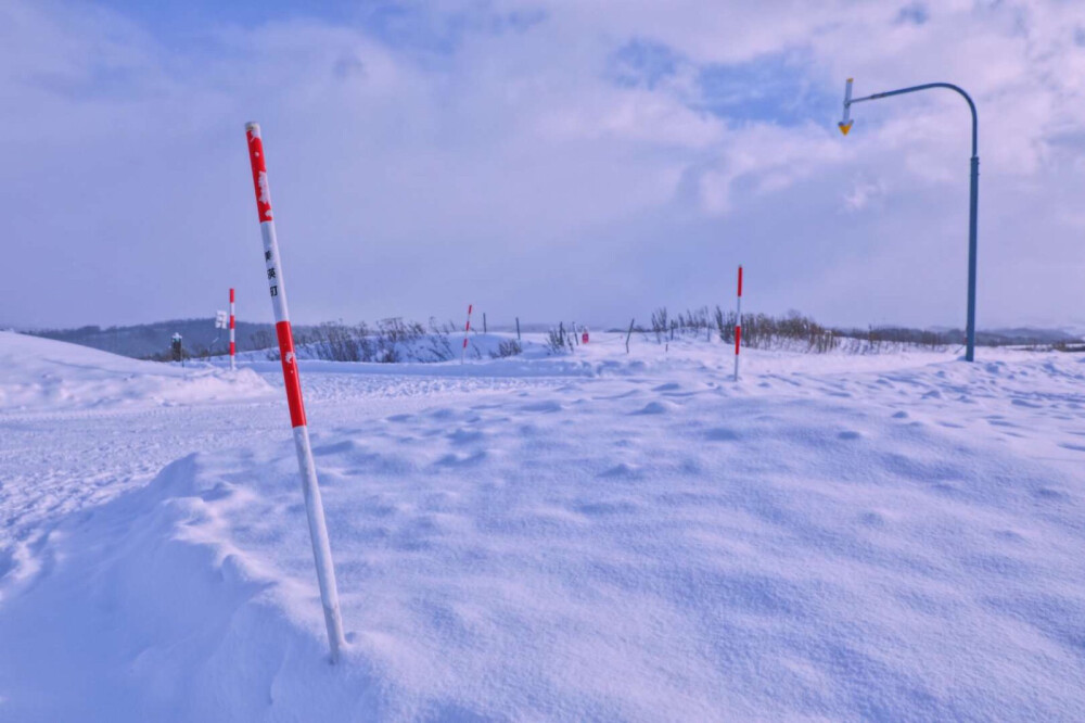 美瑛町 北海道JR旭川线或者富良野线都可以到
因为极其纯净的空气 雪晶体在落日余晖里折射出旖旎的粉紫色
零碎的村落在雪中有种遗世独立的错觉
可是现在这般寂静
到了夏天又是五彩斑斓的富良野花田 !!