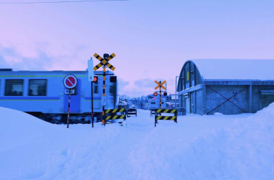 美瑛町 北海道JR旭川线或者富良野线都可以到
因为极其纯净的空气 雪晶体在落日余晖里折射出旖旎的粉紫色
零碎的村落在雪中有种遗世独立的错觉
可是现在这般寂静
到了夏天又是五彩斑斓的富良野花田 !!