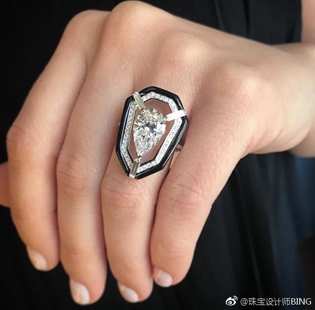 2018年「Couture Design Awards」珠宝设计奖已揭晓，希腊设计师 Nikos Koulis 的「Universe」项链获得今年的「最佳高级珠宝奖」，Nikos Koulis 特别运用了专利的透明珐琅工艺，在特定角度呈现无色透明质感，让钻石如同悬浮在空中一般。