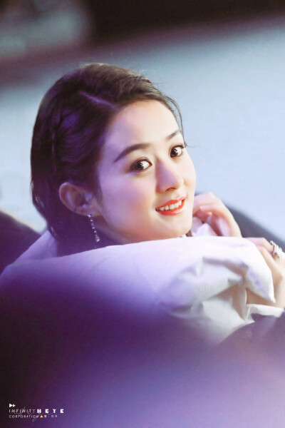 颖.
丽颖.
赵丽颖.
她的圆脸.
她的一双眸.
她的一撇一笑.
她的每一个动作.
她的每部影视作品.
她的清丽如诗的优雅.
她那每一个奋斗的结果.
都深深感动这每一个虫子.
她是个惹人怜的女明星.
她走上红毯特别小心.
因为…