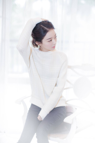 颖.
丽颖.
赵丽颖.
她的圆脸.
她的一双眸.
她的一撇一笑.
她的每一个动作.
她的每部影视作品.
她的清丽如诗的优雅.
她那每一个奋斗的结果.
都深深感动这每一个虫子.
她是个惹人怜的女明星.
她走上红毯特别小心.
因为…