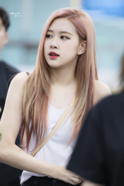 澳洲玫瑰朴彩英Rosé