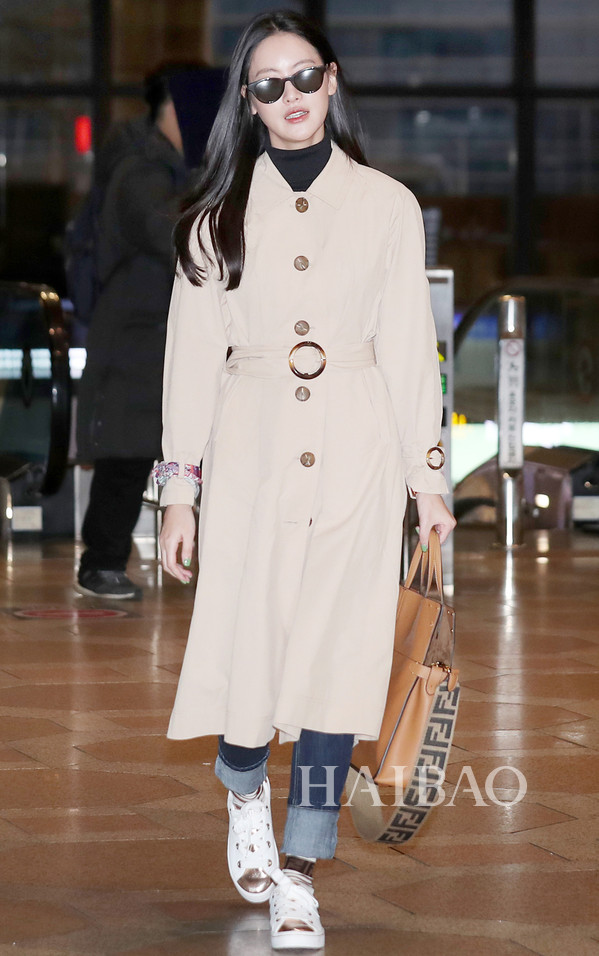 吴涟序2019年1月26日韩国金浦机场街拍:身着thursday island束腰外套