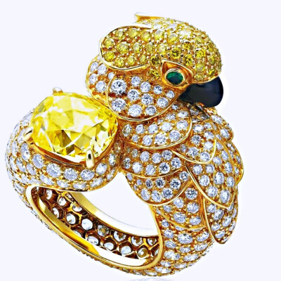 彩色钻石、祖母绿、贝母配钻石'LES OISEAUX LIBÉRÉS' 戒指
CARTIER
枕形混合式切工浓彩黄钻重约4.61克拉
配镶圆形钻石、黄钻，圆形祖母绿及贝母