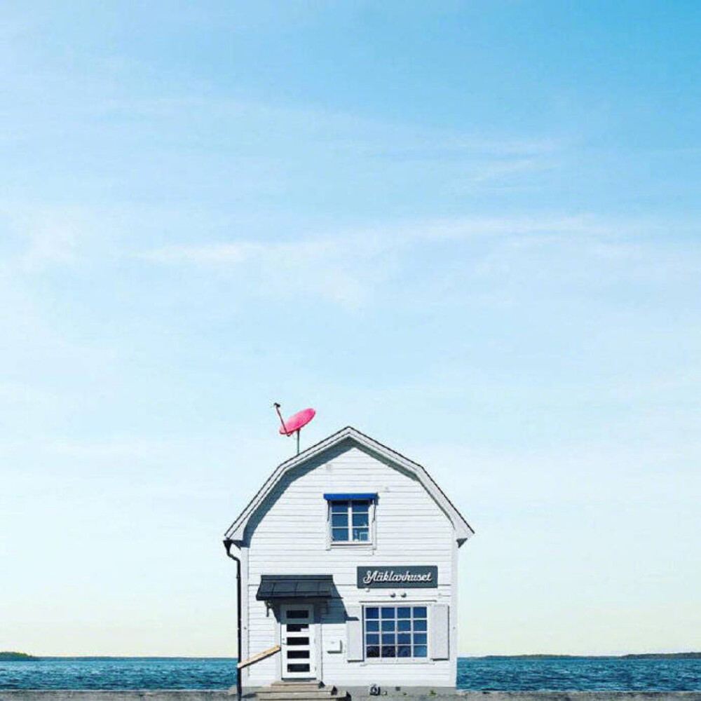 “有一幢孤独而诗意的小房子，面朝大海，春暖花开。” ​ ​​​