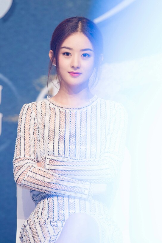 颖.
丽颖.
赵丽颖.
她的圆脸.
她的一双眸.
她的一撇一笑.
她的每一个动作.
她的每部影视作品.
她的清丽如诗的优雅.
她那每一个奋斗的结果.
都深深感动这每一个虫子.
她是个惹人怜的女明星.
她走上红毯特别小心.
因为她怕用错言语.
惹旁人尴尬生气.
这是赵丽颖啊.
三个字的她.
美好如光.
愿她安.
恋她.
♡.