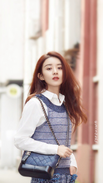 颖.
丽颖.
赵丽颖.
她的圆脸.
她的一双眸.
她的一撇一笑.
她的每一个动作.
她的每部影视作品.
她的清丽如诗的优雅.
她那每一个奋斗的结果.
都深深感动这每一个虫子.
她是个惹人怜的女明星.
她走上红毯特别小心.
因为…