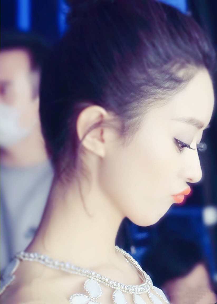 颖.
丽颖.
赵丽颖.
她的圆脸.
她的一双眸.
她的一撇一笑.
她的每一个动作.
她的每部影视作品.
她的清丽如诗的优雅.
她那每一个奋斗的结果.
都深深感动这每一个虫子.
她是个惹人怜的女明星.
她走上红毯特别小心.
因为她怕用错言语.
惹旁人尴尬生气.
这是赵丽颖啊.
三个字的她.
美好如光.
愿她安.
恋她.
♡.