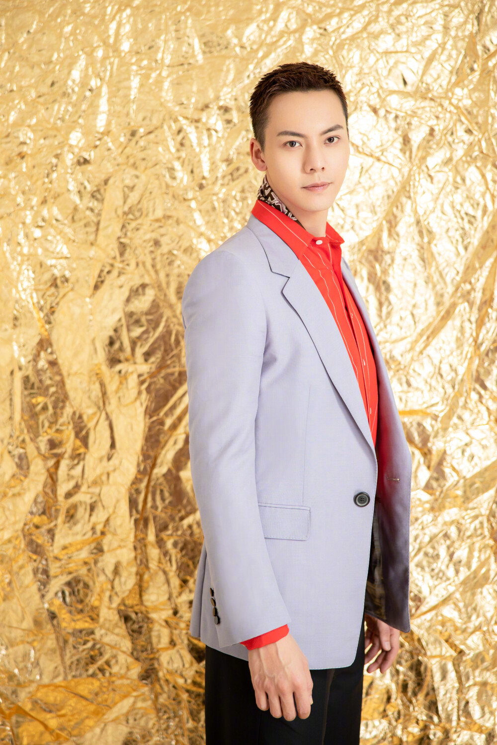 【陈伟霆 William Chan】190204 央视春晚 1600 x 2400 px (图源: 微博@小象王国 weibo.com/1669197345/Hf7LP08fN)