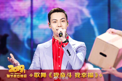 【陈伟霆 William Chan】190204 央视春晚 我奋斗 我幸福 1620 x 1080 px (图源: 微博@春晚 weibo.com/3506728370/Hf9Bb2qU5)