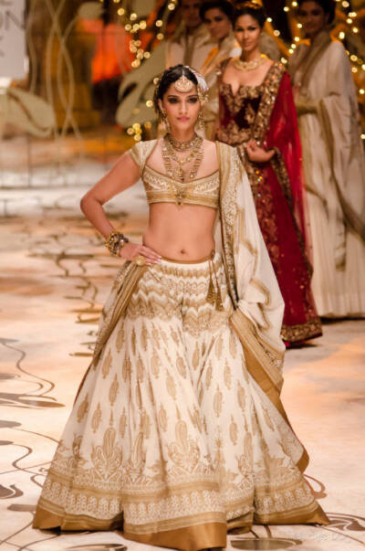 印度新娘時裝設計，來自羅希特·巴爾設計的新娘服裝Rohit Bal India Bridal Fashion Week ???