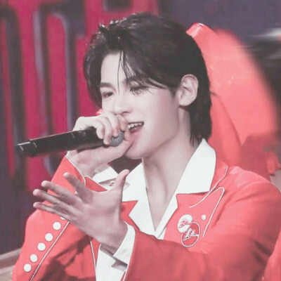 黄明昊 