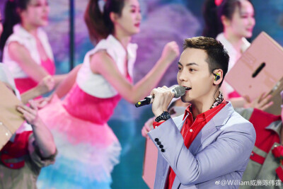 【陈伟霆 William Chan】190204 央视春晚 我奋斗 我幸福 7348 x 4899 px (图源: 微博@William威廉陈伟霆 weibo.com/1712570933/Hfajf5elv)