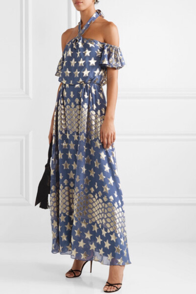 Temperley London 创意总监 Alice Temperley 以 30 年代赛车手 Kay Petre 的精致着装风格为灵感，打造出优雅的 2019 早春度假系列。其中这件挂脖礼服裁自飘逸的真丝混纺雪纺绸，带有柔和蝴蝶袖，以及箭头、星星和车…