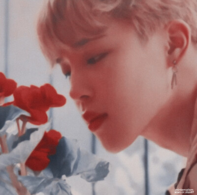 “あなたは万花の間のバラの恋です”
“PARK JIMIN SEXY MONMENT”
cr/tumblr ​