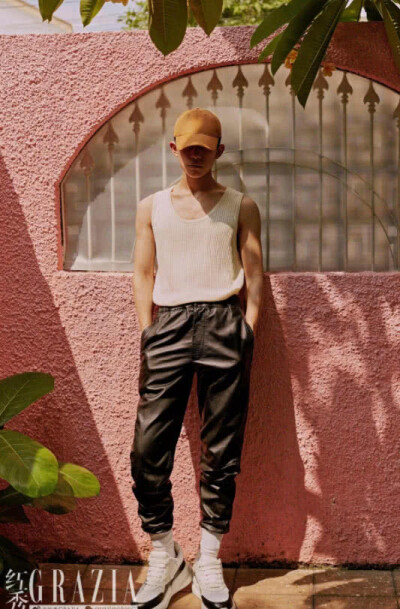 你努力合群的样子特别孤独