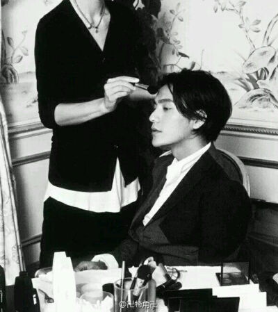 你努力合群的样子特别孤独