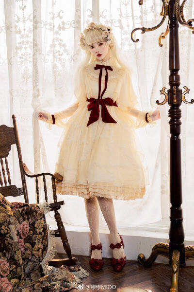 图源微博@-谢安然- 吹爆安然小姐姐✧٩(ˊωˋ*)و✧（不知道可不可以搬运，不可以再删）
裙子是 moi_moi_honey 城堡时间 纯色款
假发@Vanyar_wigs 鞋子：@POMPOM-独立设计-
摄影：@缪缪MIOO 