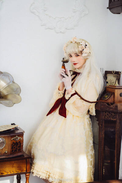 图源微博@-谢安然- 吹爆安然小姐姐✧٩(ˊωˋ*)و✧（不知道可不可以搬运，不可以再删）
裙子是 moi_moi_honey 城堡时间 纯色款
假发@Vanyar_wigs 鞋子：@POMPOM-独立设计-
摄影：@缪缪MIOO 