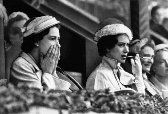 1956年，女王和玛格丽特公主在瑞典斯德哥尔摩观看十六届夏季奥运会马术比赛