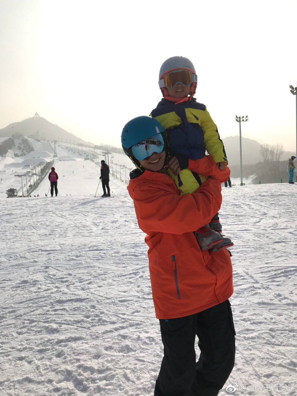 全世界最好的王青20190114微博
带儿子来滑雪 开心呀