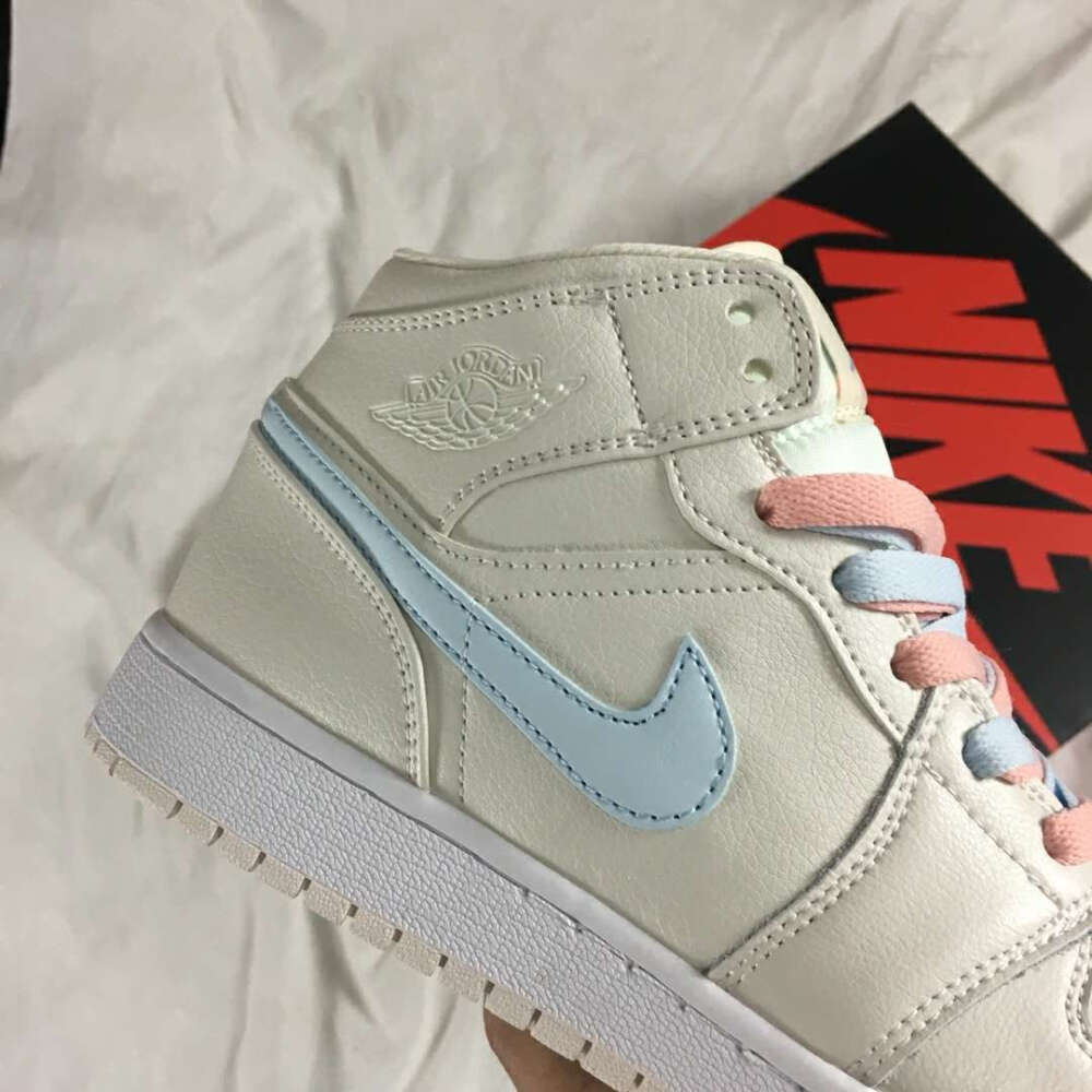 鴛鴦?wù)_版本 AirJordan 1 MID 米白鴛鴦官方貨號：555112-035彩色鞋帶四色鴛鴦紫葡萄淡粉
尺碼：36 36.5 37.5 38 38.5 39