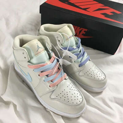 鴛鴦?wù)_版本 AirJordan 1 MID 米白鴛鴦官方貨號：555112-035彩色鞋帶四色鴛鴦紫葡萄淡粉
尺碼：36 36.5 37.5 38 38.5 39