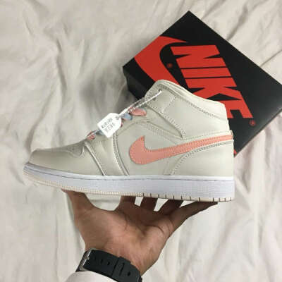 鴛鴦?wù)_版本 AirJordan 1 MID 米白鴛鴦官方貨號：555112-035彩色鞋帶四色鴛鴦紫葡萄淡粉
尺碼：36 36.5 37.5 38 38.5 39