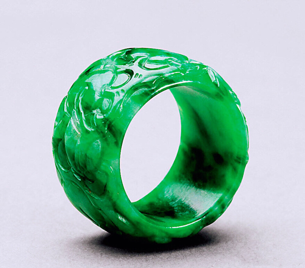 翠雕桃子纹戒指（对） 故宫博物院藏
