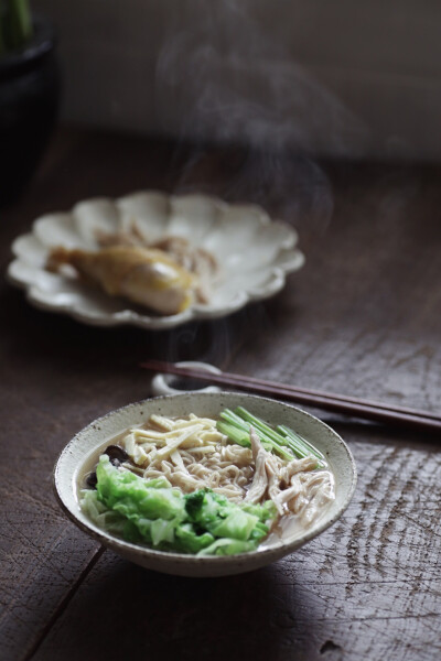 吃吃吃
鸡腿和鸡汤面
杂粮粥炒三丝卤猪蹄紫苏生姜