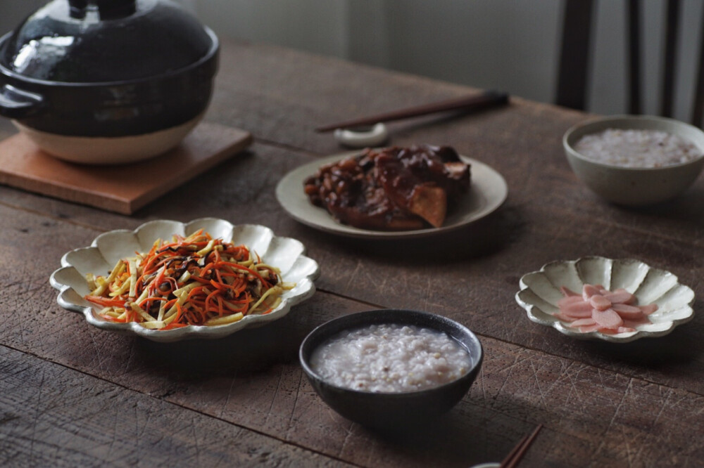 吃吃吃
鸡腿和鸡汤面
杂粮粥炒三丝卤猪蹄紫苏生姜