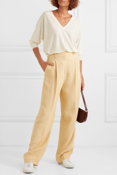 Theory 的毛衣薄厚适中，尤为适合在乍暖还寒的跨季时节穿着——如这款以美利奴羊毛打造的细针织毛衣，对和煦春风而言不显厚重，而慵懒宽松的廓形又适宜在寒冬套穿保暖。单品还配有宽大 V 领和时髦的蝙蝠袖，不妨将衣…