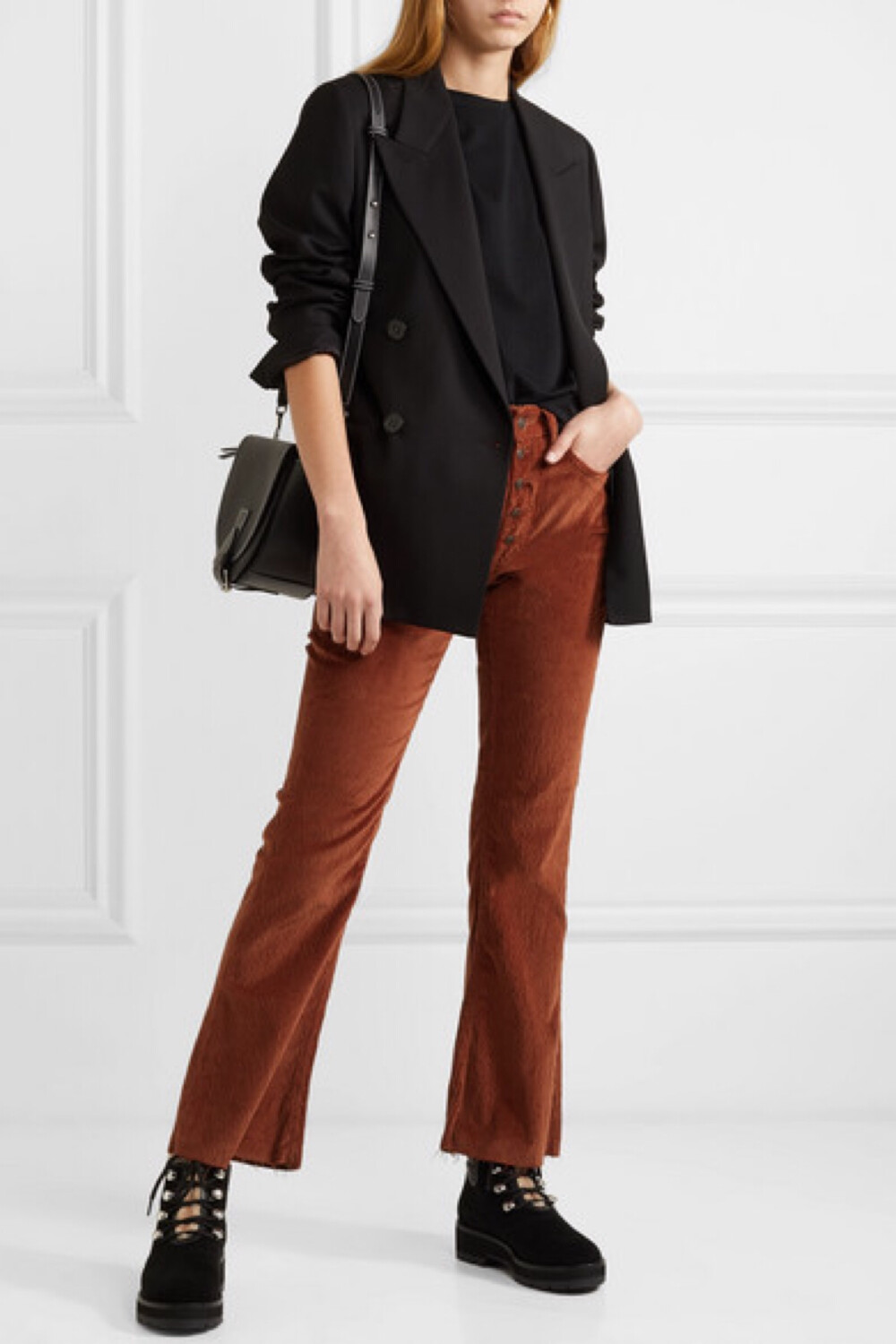 MM6 Maison Margiela 以传统英伦风范与 1970 年代风尚为灵感，打造出这款充满复古格调的长裤。它采用绒软的纯棉灯芯绒制成，正面的单排抛光金色纽扣与砖红色调完美呼应。不妨把毛衣的下摆束进裤腰，搭配踝靴穿着。