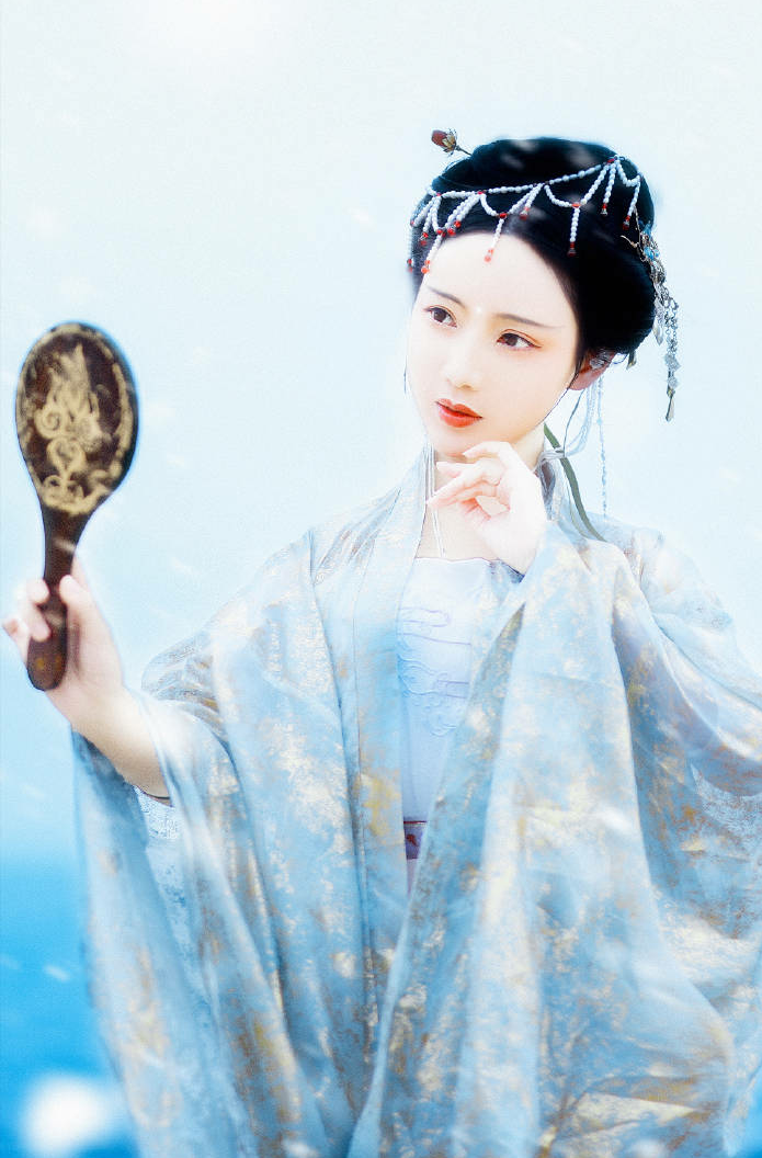 朱颜染尘
“双生。”
出境：@-霜兔- @yoxixic
摄影：@言晞小霸王 