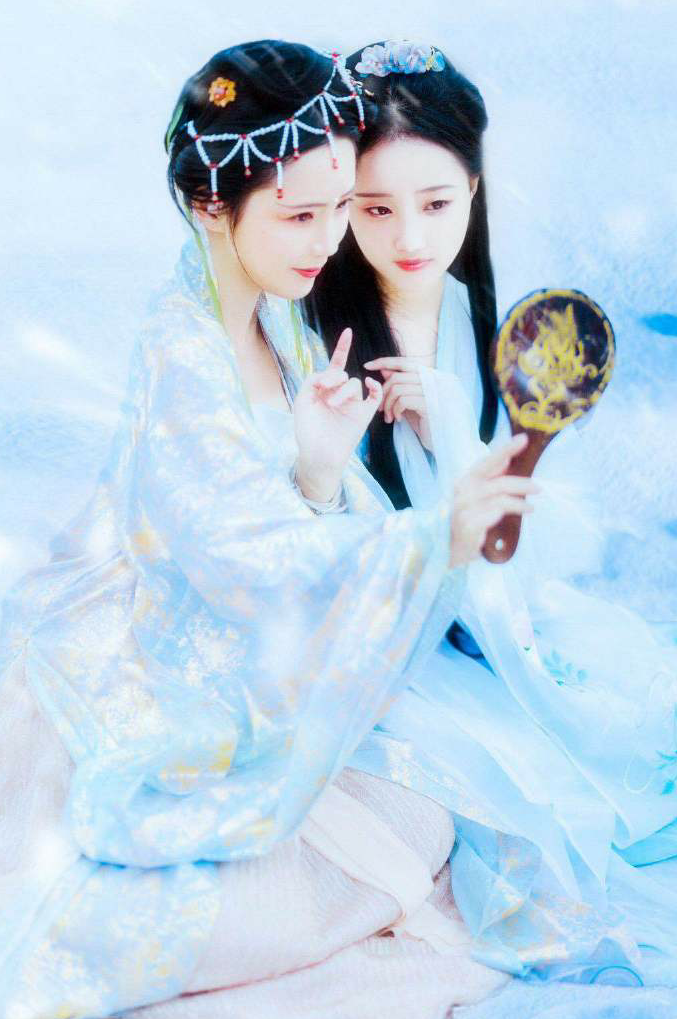 朱颜染尘
“双生。”
出境：@-霜兔- @yoxixic
摄影：@言晞小霸王 