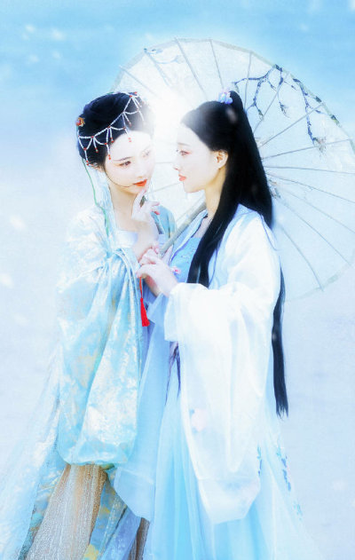 朱颜染尘
“双生。”
出境：@-霜兔- @yoxixic
摄影：@言晞小霸王 