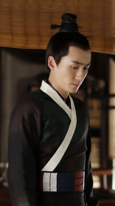 年少壮阔提笔，藏多少相思语。