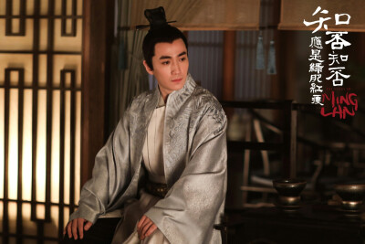 年少壮阔提笔，藏多少相思语。