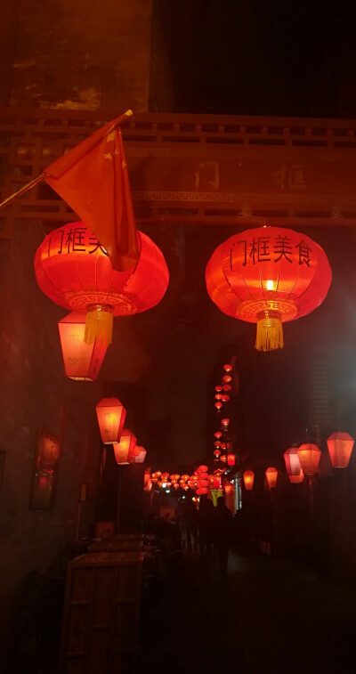 最喜欢的风景——夜幕深深，大红灯笼高高挂