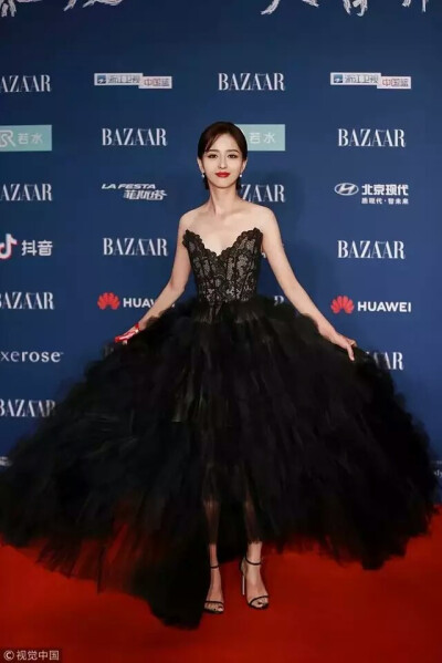 佟丽娅穿上Oscar de le Renta蕾丝拼接纱裙，女神就算穿黑色一样是全场焦点。