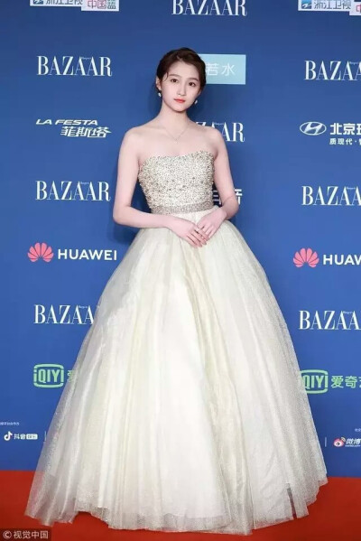 2018芭莎明星慈善夜关晓彤身穿Sherri Hill高定礼服，珠光纱裙十足仙女范儿。