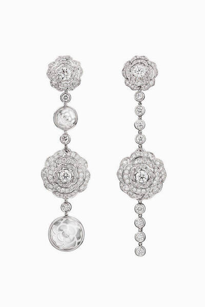 珠宝 | 奢华珠宝
“山茶花”。Chanel，1 Camélia. 5 Allures 