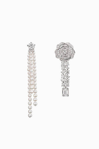 珠宝 | 奢华珠宝
“山茶花”。Chanel，1 Camélia. 5 Allures 