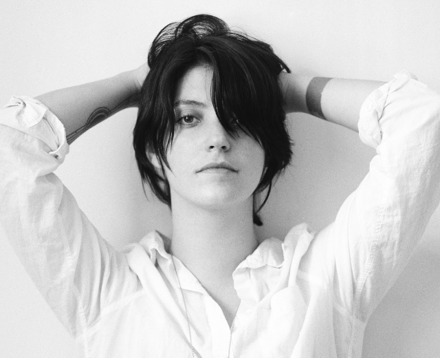 Sharon Van Etten
很酷
当然不是那种噼里啪啦的酷
而是带着复古范
灯红酒绿的那种